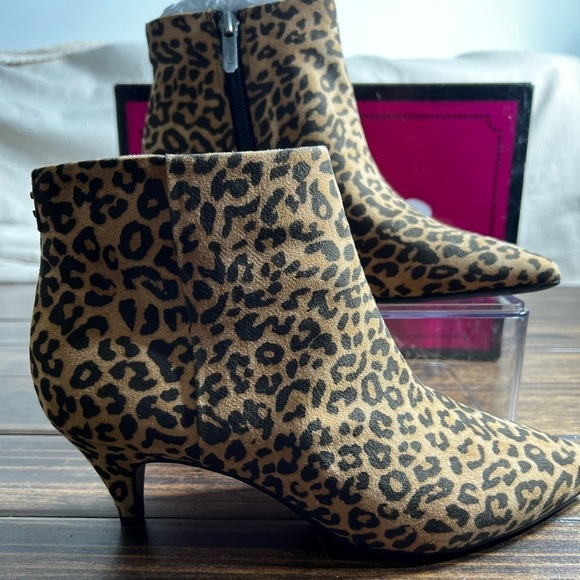 New Circus by Sam Edelman. Kirby leopard print 2 in heel ankle boot. Size 6M. - Picture 1 of 10
